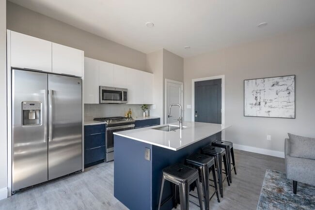 Building Photo - 656 Saratoga St