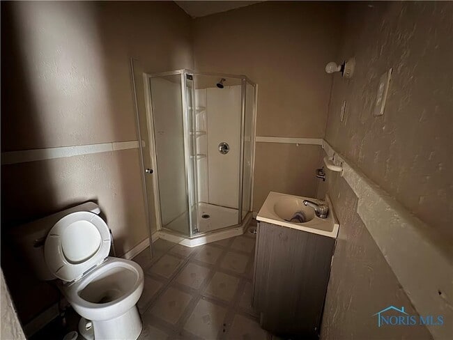 Building Photo - 1614 Pinewood Ave