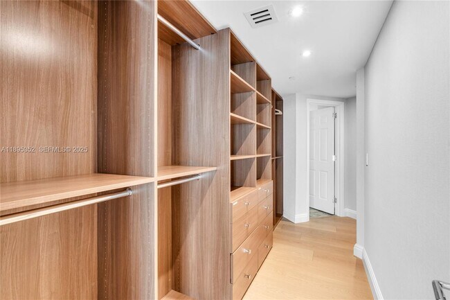 Building Photo - 1643 Brickell Ave