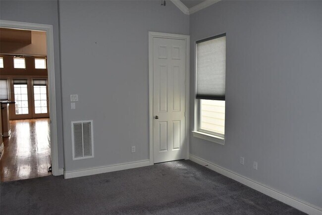 Building Photo - 2737 Sherwin St