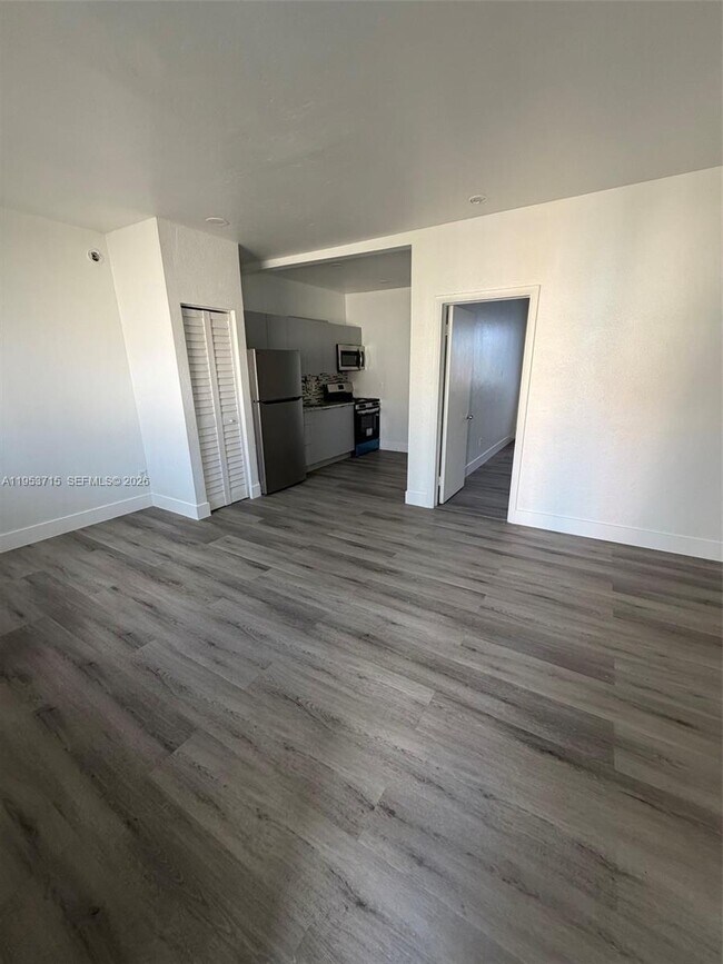 Building Photo - 2160 Bay Dr