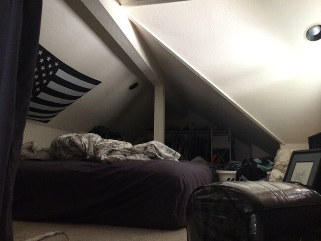Building Photo - Adorable Studio Apartment with a Loft-$300...