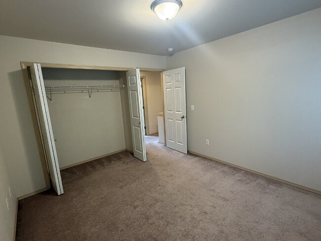 Building Photo - Gorgeous 2 Bedroom 3 bath Townhome Availab...