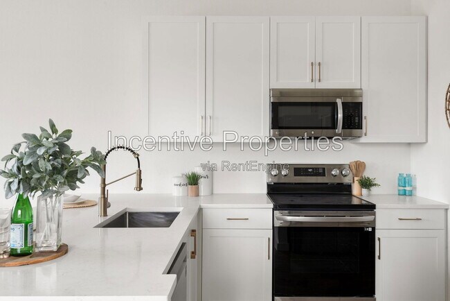 Building Photo - 558 S Grandview Ave