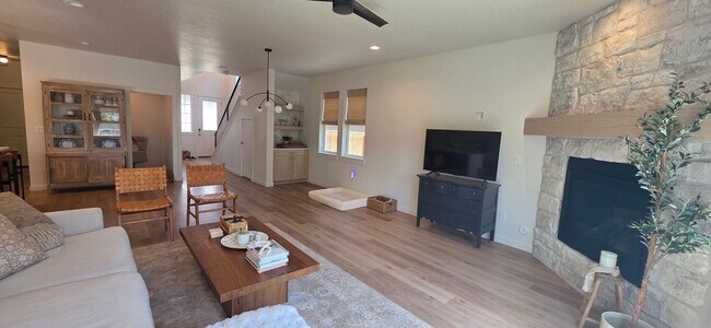 Building Photo - Stunning 3-bedroom + tech room, 2.5-bath home in NW Boise!