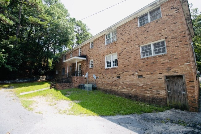 Building Photo - Spacious 2 Bedroom, 1 Bath - Available NOW!