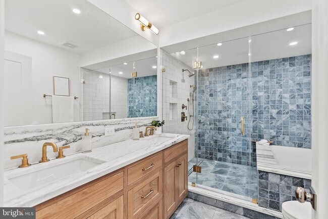 Building Photo - 2460 Ontario Rd NW