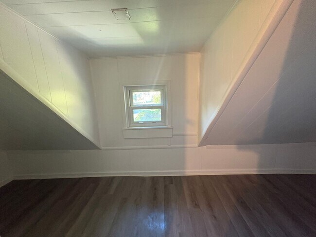 Building Photo - Stunning 5 Bedroom Home