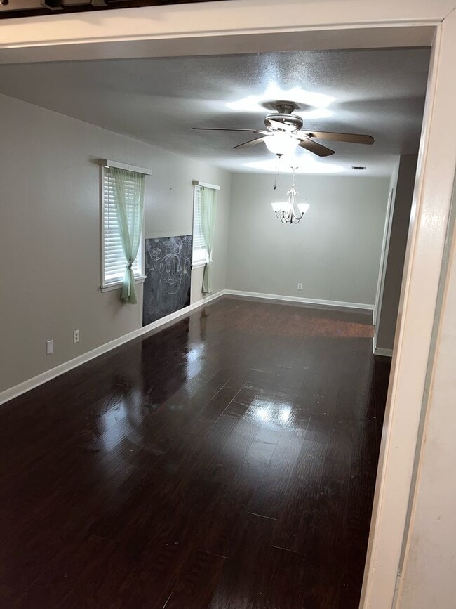 Building Photo - 1030 Manor Pl