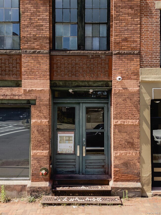 Building Photo - 155 River St