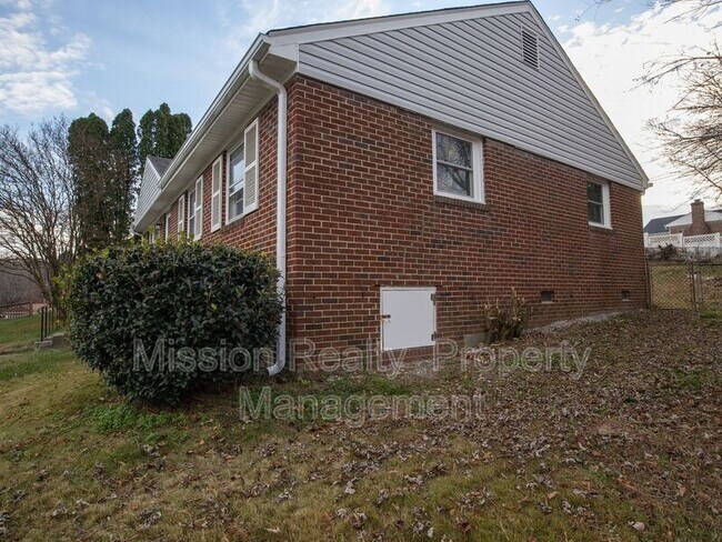 Building Photo - 3012 Glenan Dr