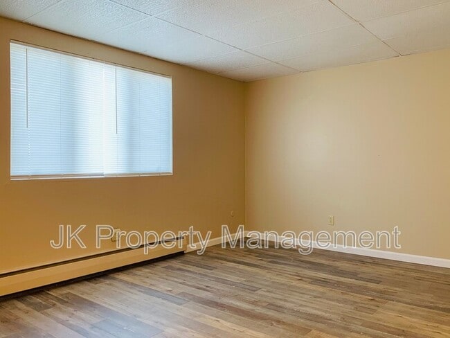 Building Photo - 1401-142B 2b St S