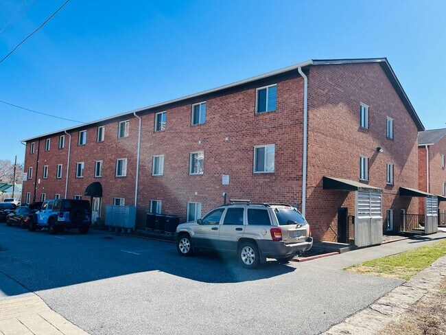 Building Photo - 1011 Grove Ave