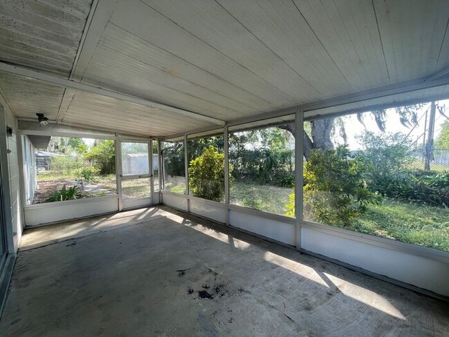 Building Photo - Newly Renovated 3 Bedroom / 2 Bath In Lake...