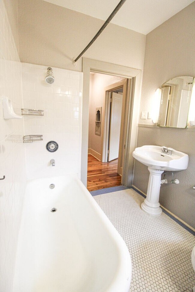 Building Photo - 438 W Rosewood Ave