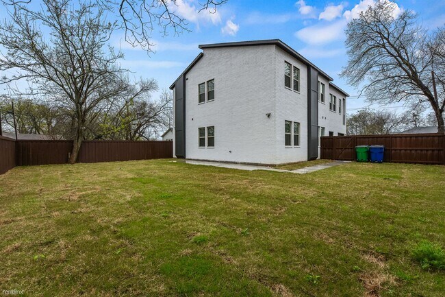 Building Photo - 4 br, 4 bath Duplex - 204 North Getzendane...