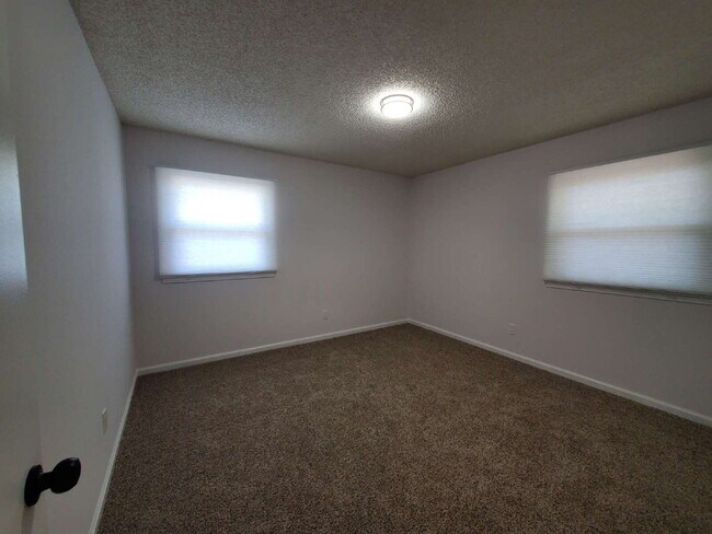 Building Photo - "Charming and Newly Updated 2-Bed Duplex Retreat in Hendersonville – 900 Sq Ft of Cozy Living!"