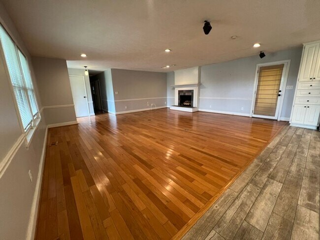 Building Photo - 223 S Lk Dr