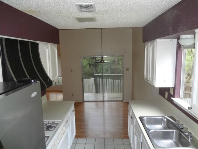 Building Photo - 9100 Wildridge Dr