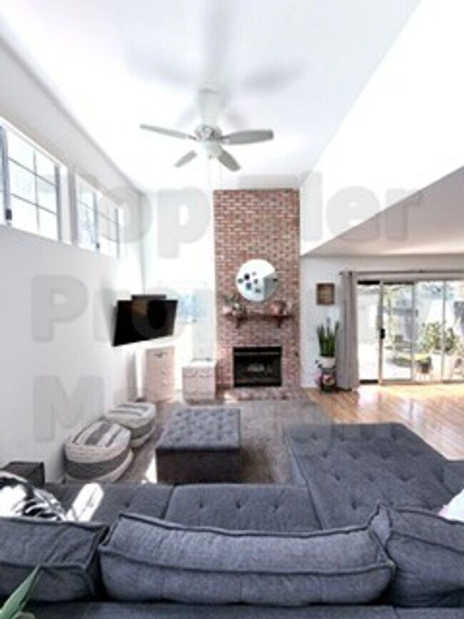 Building Photo - Beautiful 3 bed / 2.5 bath / 1,227 sqft House in Oceanside's Emerald Point