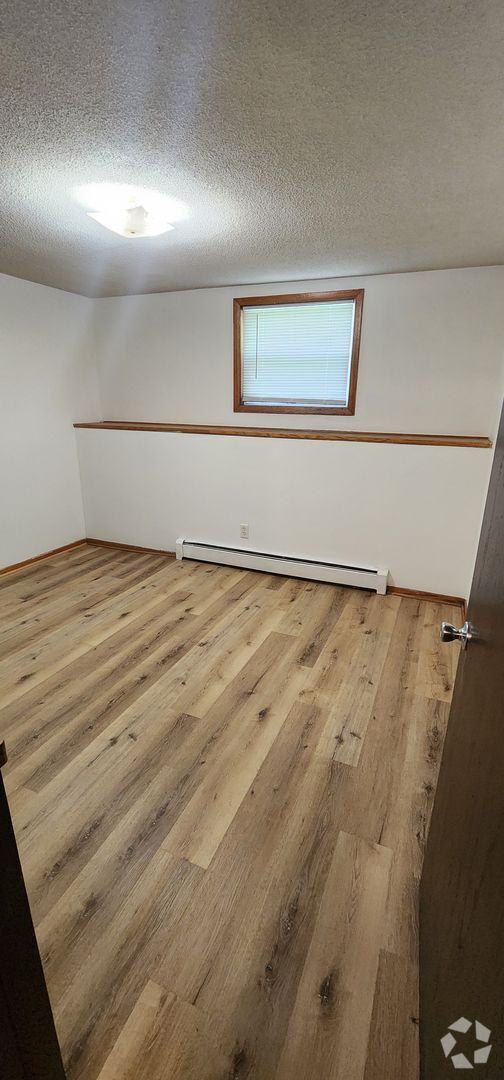 Building Photo - 2 bedroom 1 bath basement apartment