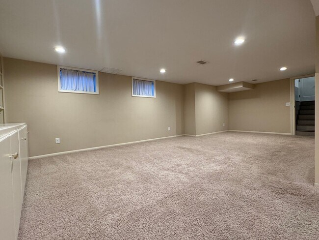 Building Photo - Rare lease opportunity in Leawood + Spacio...