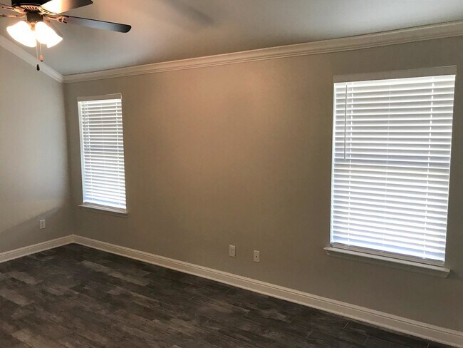 Building Photo - Gorgeous 2 bed/2 bath near Bunny Trail