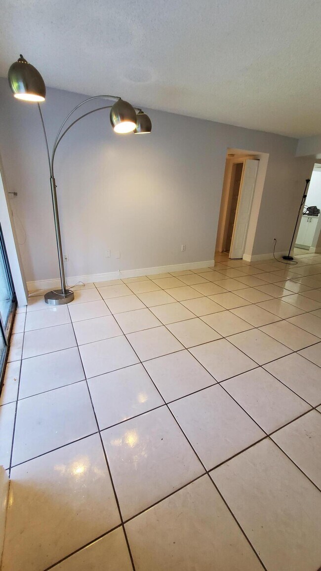 Building Photo - 721 N Pine Island Rd