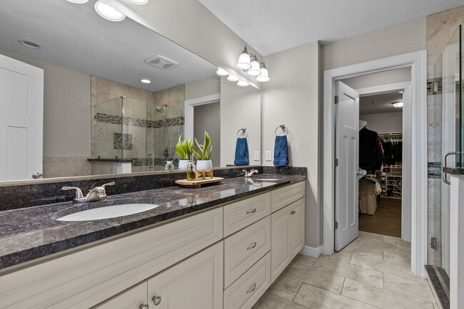 Building Photo - Modern comfort Beach living