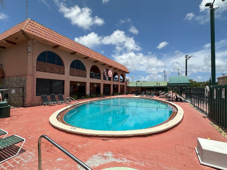 Building Photo - 670 Tennis Club Dr