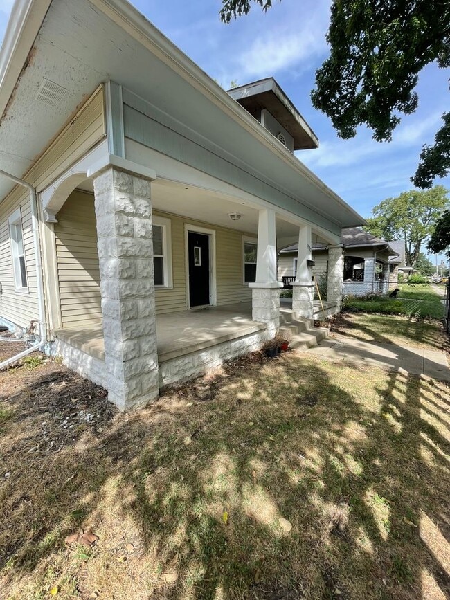 Building Photo - 1902 N 16th St