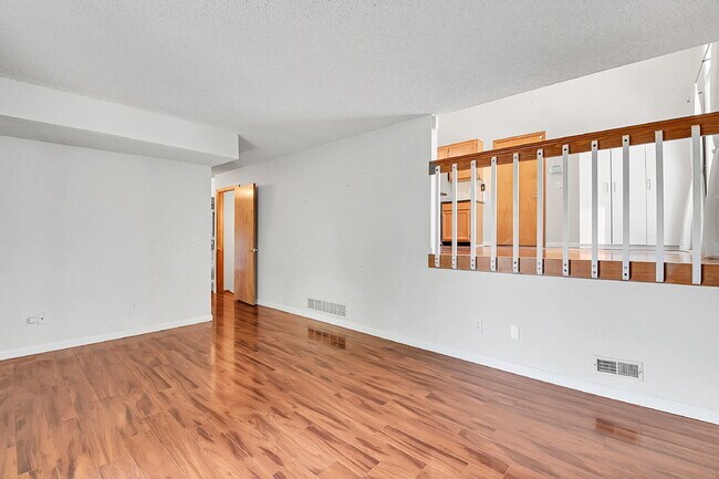 Building Photo - $2,900.00 4 bed, 3 bath, located in Aurora...