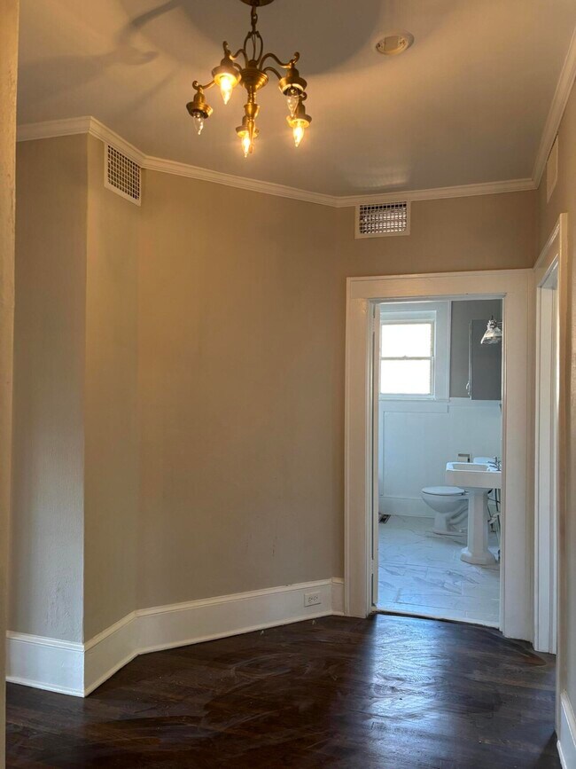 Building Photo - 41 W Charlotte Ave