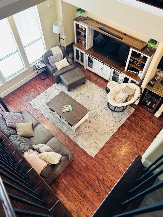 Building Photo - 1049 W 22nd St