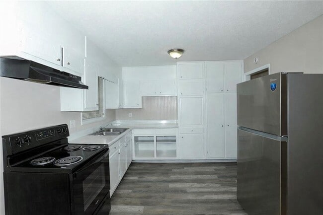 Building Photo - 722 Tara Cir SE