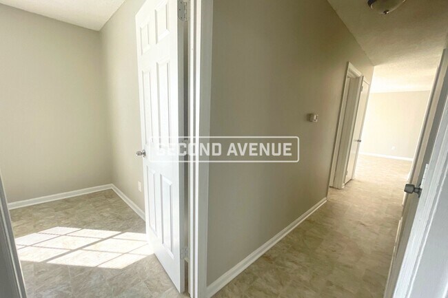 Building Photo - 1739 Huntington DR