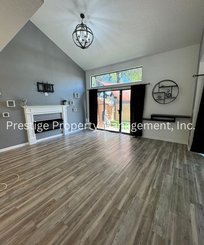 Building Photo - 3/2.5 Beautiful 2 Story Townhome!