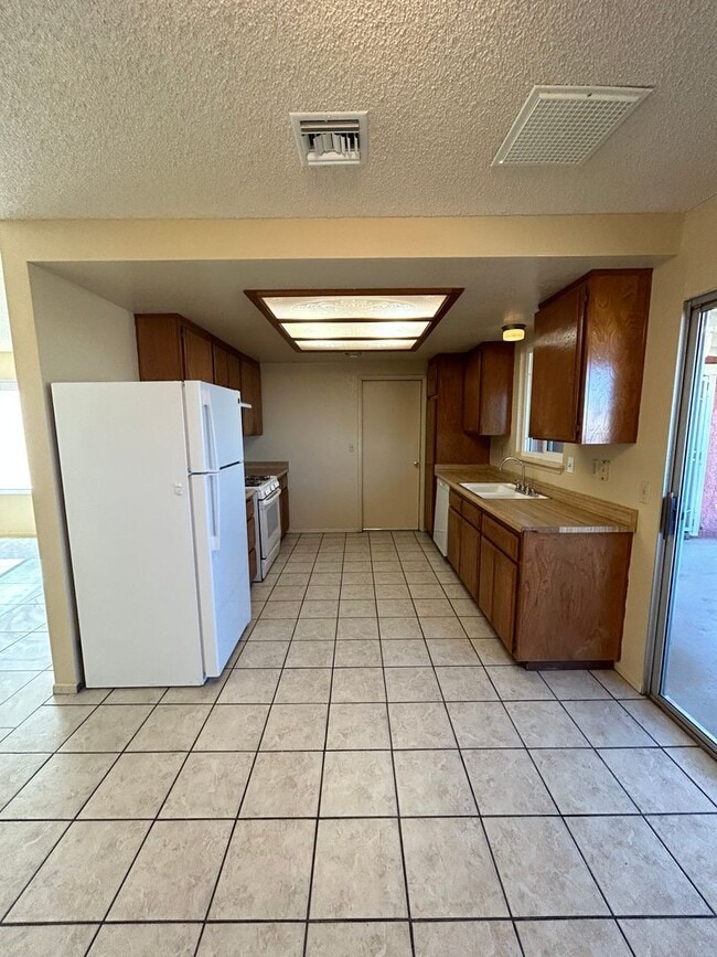 Building Photo - 3 Bedroom 2 bath Home in Chocolate Drop Area of 29 Palms