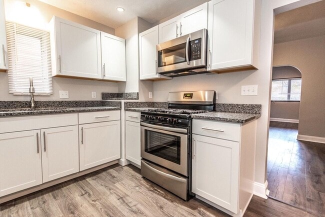 Building Photo - Stunning 5 bedroom home in Brookline available May 1!