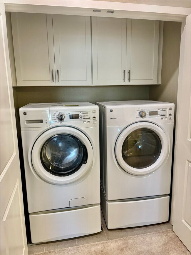 Building Photo - Must see beautiful and large Townhome in Dublin- Close to Everything!