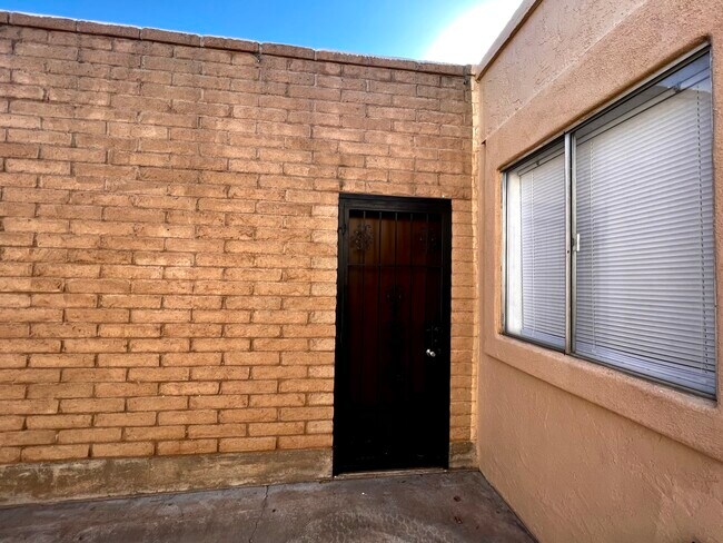 Building Photo - 2024 S Birdie Cir