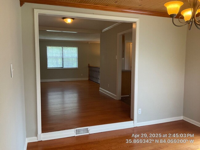 Building Photo - 3 Bedroom / 2.5 Bath House Available Now