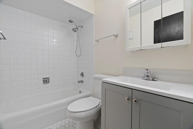 Building Photo - 9458 Bay Colony Dr