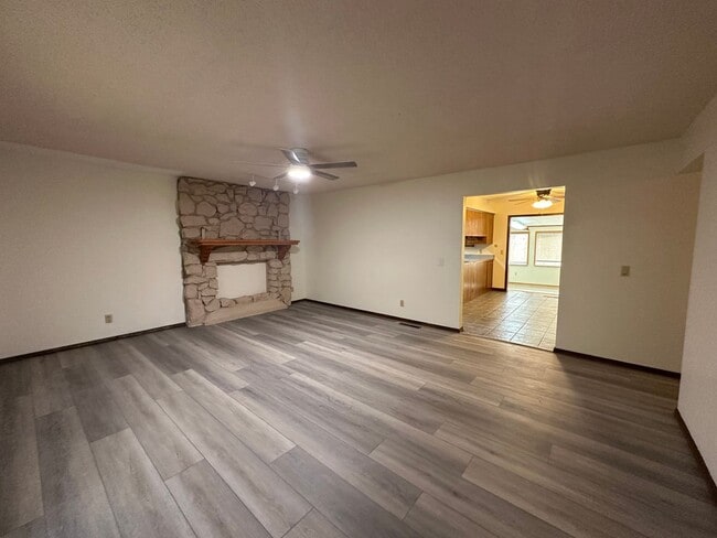 Building Photo - 3 bed 2 bath in Springfield