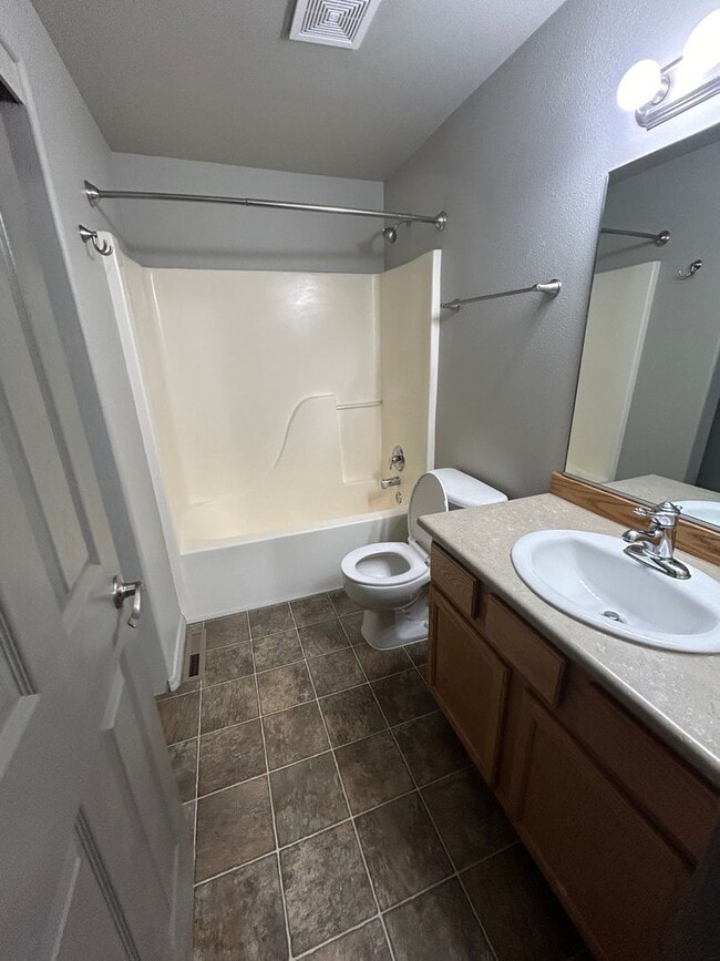 Building Photo - Recently Updated 2 Bedroom Home