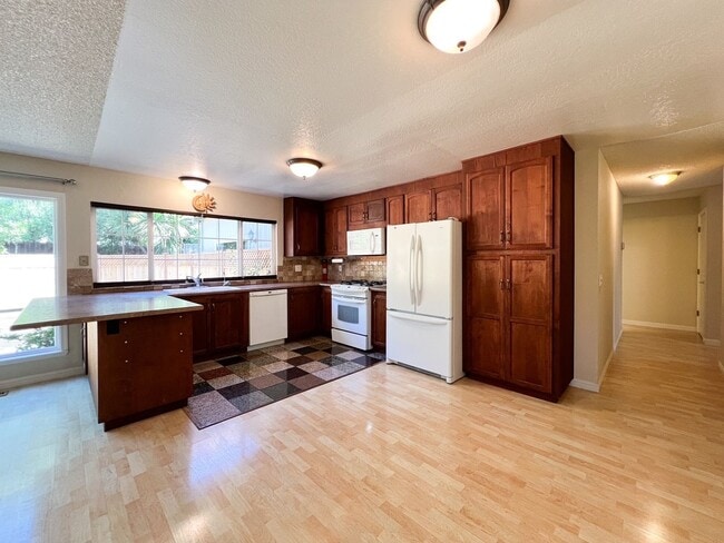 Building Photo - Charming 1 Bedroom, 1 Bath Rental with Pri...
