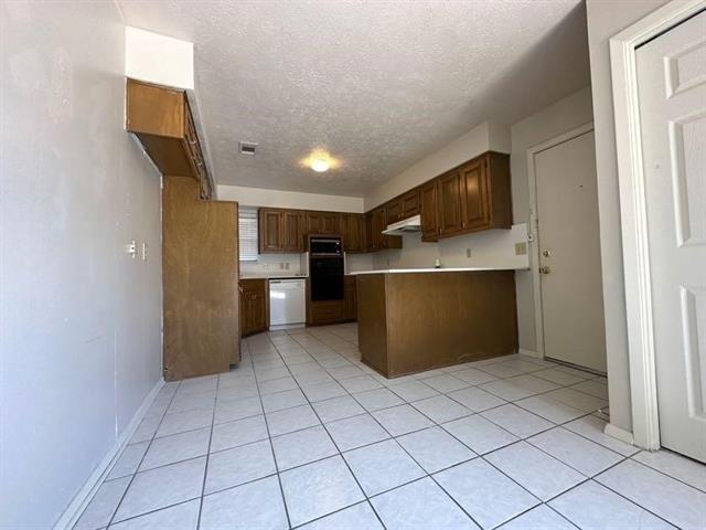 Building Photo - 1900 Tree House Ln