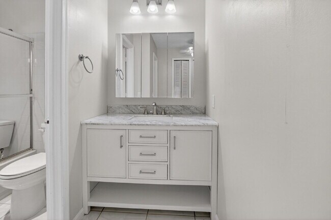 Building Photo - "Spacious 2-Bed, 2-Bath Boynton Beach Gem with Modern Granite Elegance – 1400 Sq Ft!"