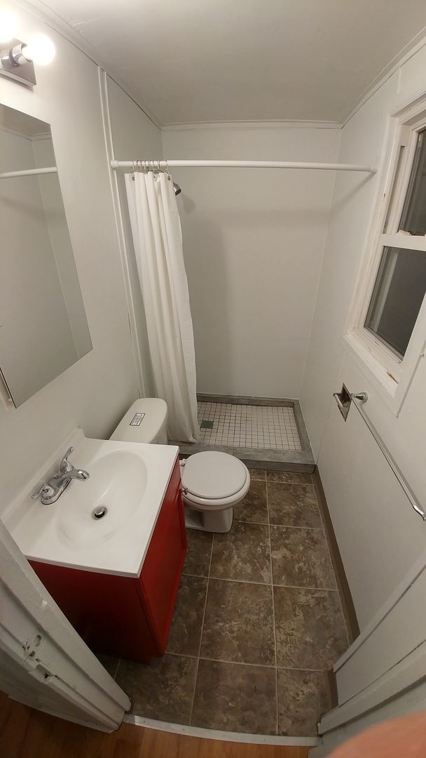 Building Photo - Large 3 bedroom, 2 bathroom freshly renovated house with stainless steel appliances!!