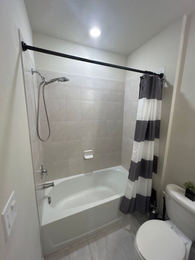 Building Photo - Beautiful and spacious 5/3 Kissimmee